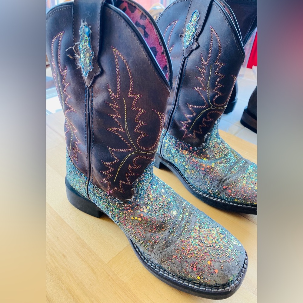 Smoky Mountain Cowboy boots brown w/embroidered detail and glitter on feet.